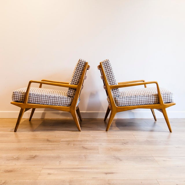 Fully restored pair of Model 137 lounge chairs, designed by Italian architect Carlo de Carli and produced by Singer & Sons...