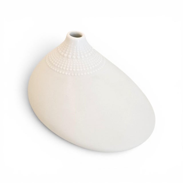 1980s Rosenthal Studio-Linie White Bisque Porcelain "Pollo" Vase by Tapio Wirkkala For Sale In Los Angeles - Image 6 of 9