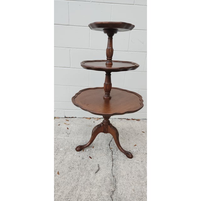 Early 19th Century Antique Edwardian Three-Tiered Claw-Footed Serving Walnut Table With Scalloped Edges For Sale - Image 5 of 13