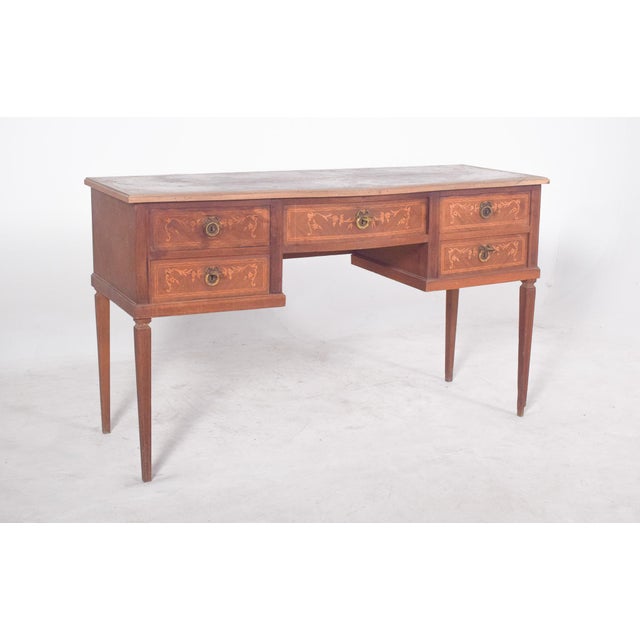 Light wood dressing table with marquetry. This piece stands out for its symmetry and the careful craftsmanship of the...