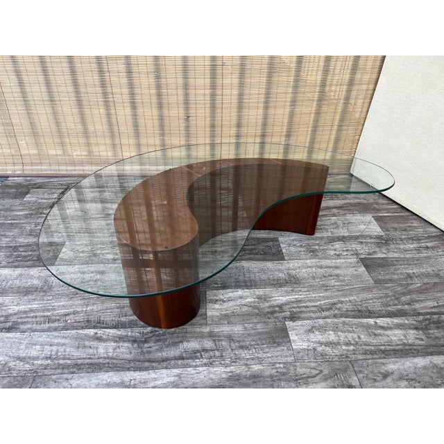 Vintage Mid Century Modern Apostrophe Coffee Table by Vladimir Kagan for Selig. Circa 1960s. Features a biomorphic comma-...