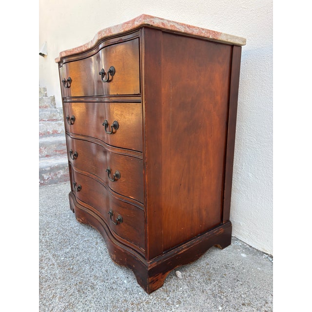 Mid 20th Century Vintage Mahogany Serpentine-Front Chest of Drawers Featuring a Pink Marble Top For Sale - Image 5 of 8