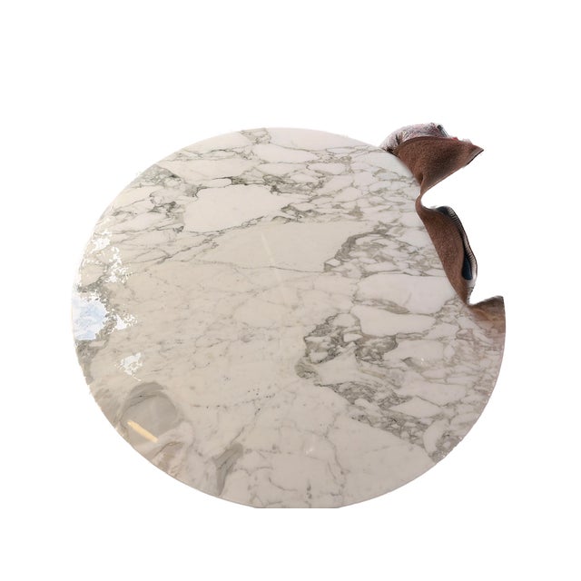 Modern Round Table in Calacatta Marble by Eero Saarinen for Knoll, 2021 For Sale - Image 3 of 5