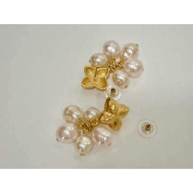 1980s 1980s Hammered Gold Platted Baroque Multi Pearl Drop Earrings - 2 Pieces For Sale - Image 5 of 5