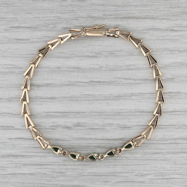 2010s 1.04ctw Emerald Diamond v Chain Bracelet 7" 14k Yellow Gold For Sale - Image 5 of 5