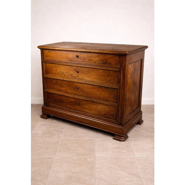 Louis-Philippe Period Walnut Commode – 19th Century An elegant Louis-Philippe period commode in solid walnut, dating from...