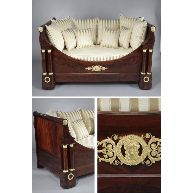 Restoration period mahogany veneered boat-shaped bed with a slightly overturned bedside. The front is soberly dressed with...