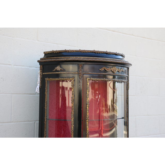 1940s French Louis XV Style Ormolu Mounted Hand-Painted Curved Glass Vitrine Display Cabinet, 1940s For Sale - Image 5 of 18