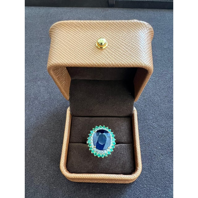 Bochic “Orient” Vintage Diamond, Blue Sapphire & Emerald Ring Set In 18K Gold & For Sale - Image 13 of 18
