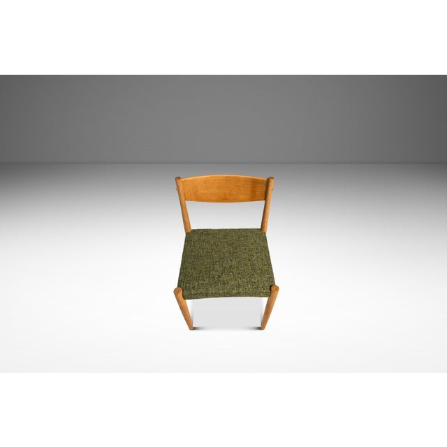 Amber Restored Mid-Century Danish Modern Side / Dining Chair in Oak & Green Tweed Attributed to Poul Volther for Frem Røjle, Denmark, C. 1970s For Sale - Image 8 of 18