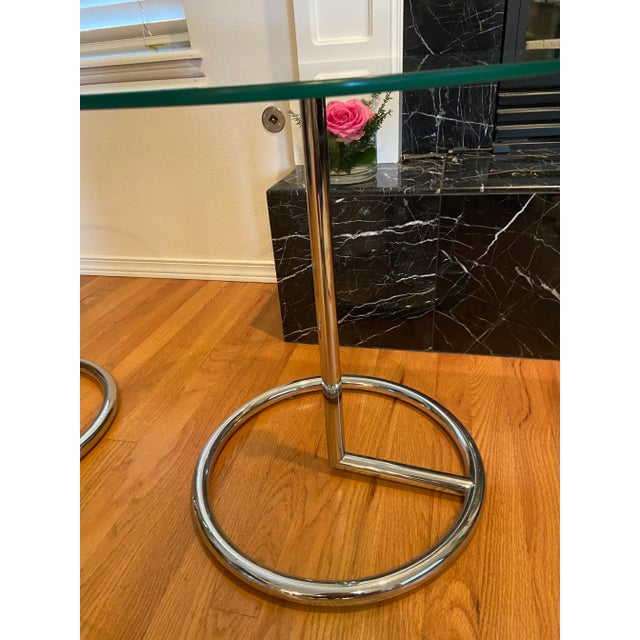 Mid-Century Modern 1980s 2 Mid Century Tubular Chrome & Round Glass Side End Accent Tables - Set of 2 For Sale - Image 3 of 9