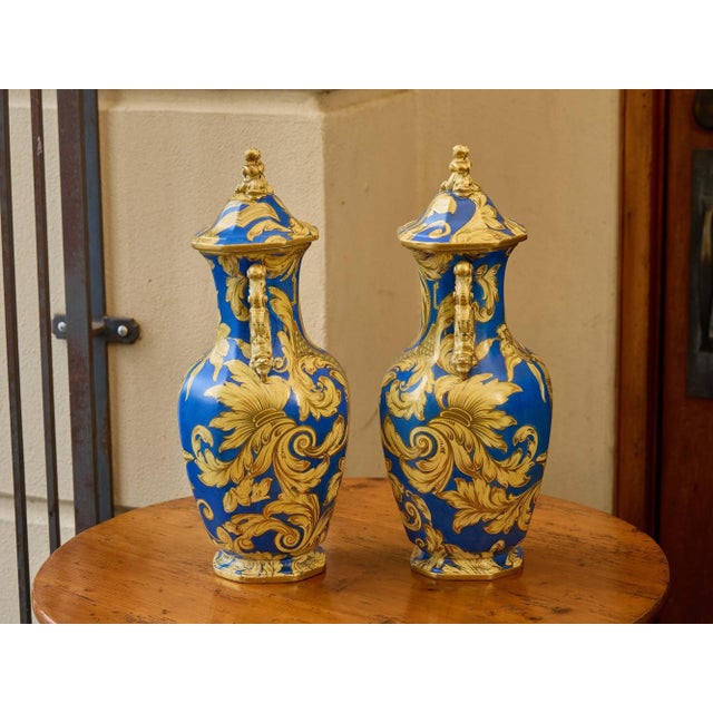 Mid 19th Century Pair of English 1840s Mason’s Ironstone Lidded Vases With Blue & Gilt Scrollwork For Sale - Image 5 of 9