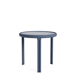 Brown Jordan Kantan Aluminum 20" Round Occasional Table in Sapphire For Sale