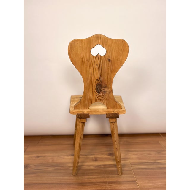 1920s French primitive chair from Lorraine, handcrafted from solid pine. With its simple silhouette, honest materials, and...