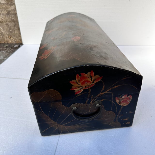 Japanese Taisho Era Urushi-E Trunk, 1920 For Sale - Image 11 of 18
