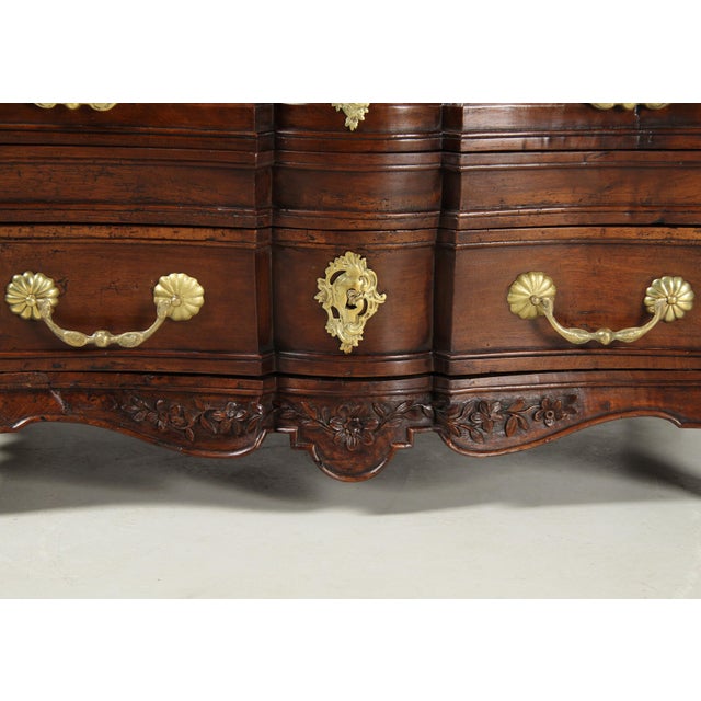Mid 18th Century Antique French Commode in Walnut, 1740 For Sale - Image 5 of 18