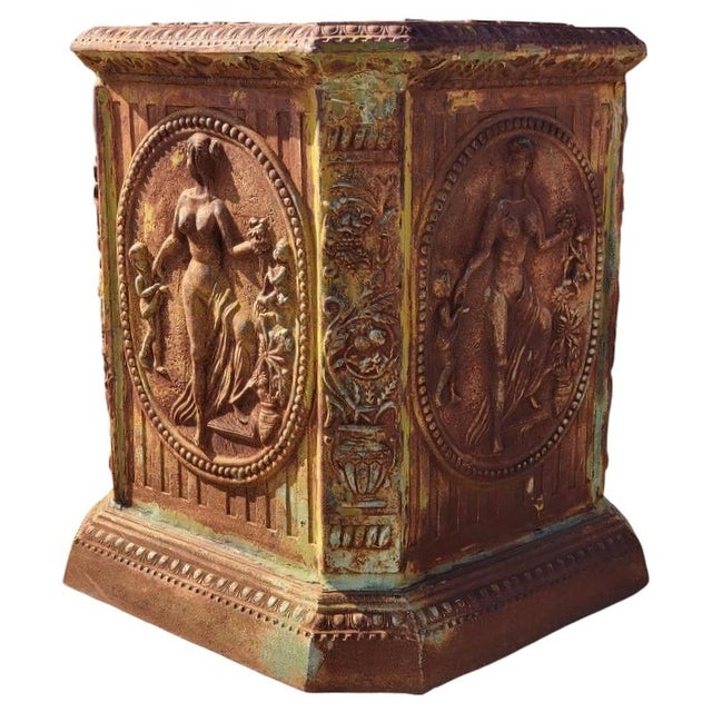 Large cast iron base from 1900, with a bucolic scene repeated on all four sides Height 100 cm Weight 370 Kg Basic capital...