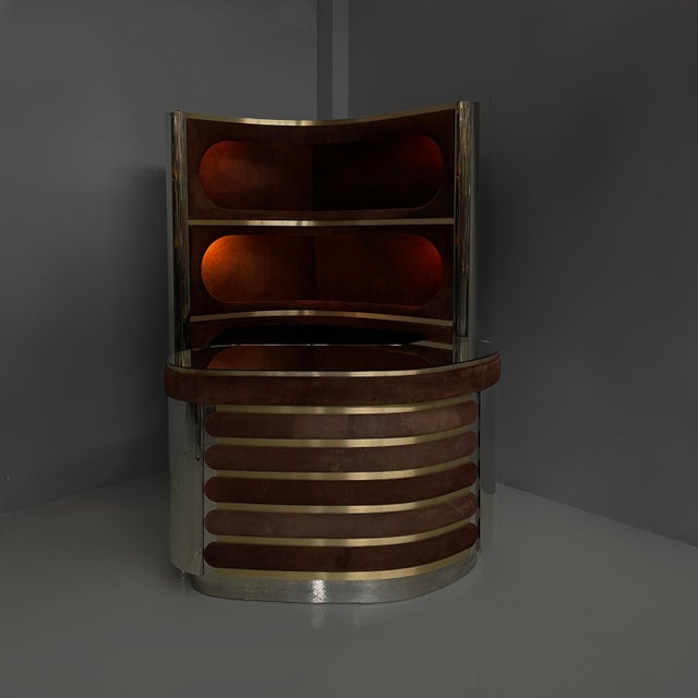 Italian modern corner bar cabinet with stools in suede and metal, 1970s Corner bar cabinet with two stools. The rounded...