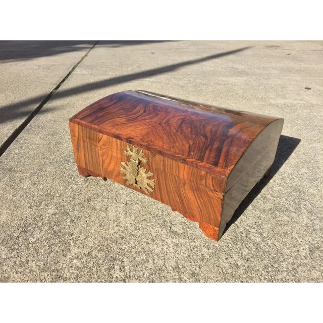 English 18th Century 18th Century Walnut & Feather Banded Dome Top Box For Sale - Image 3 of 10