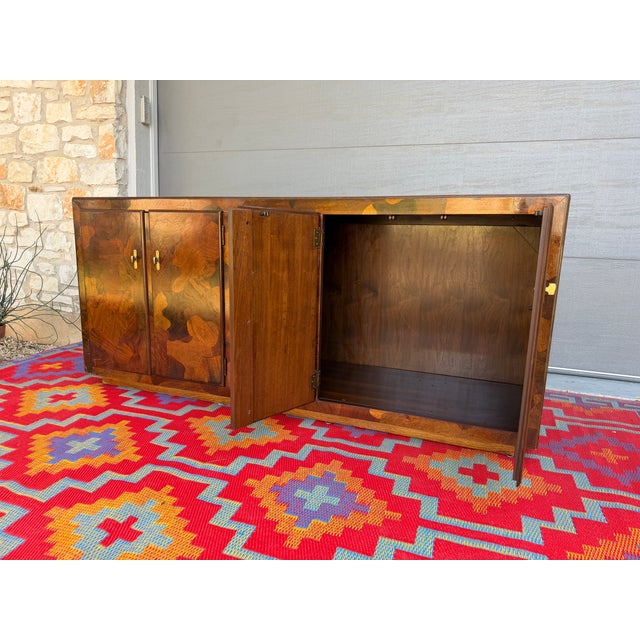 1970s American of Martinsville Credenza and China Cabinet Hutch Patchwood Olive Wood ' Camo' Cabinet For Sale - Image 12 of 14