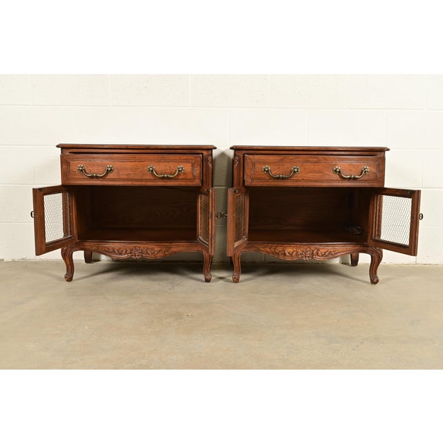 1970s Henredon French Provincial Louis XV Carved Oak Nightstands, Pair For Sale - Image 5 of 14