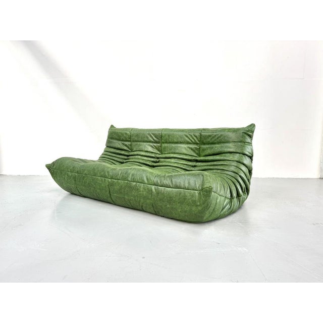 French Three-Seater Togo Sofa in Forest Green Leather by Michel Ducaroy for Ligne Roset For Sale - Image 12 of 12