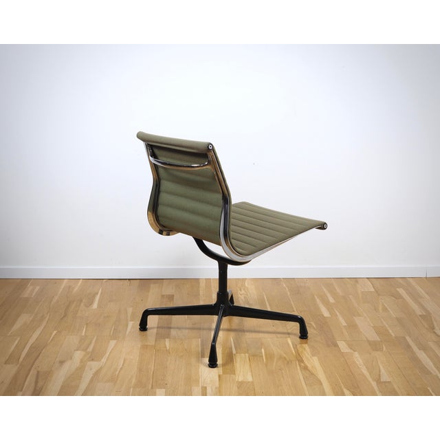 1990s Alu Chair EA 105 in Hopsack in Khaki by Charles and Ray Eames for Vitra, 1980s For Sale - Image 5 of 11