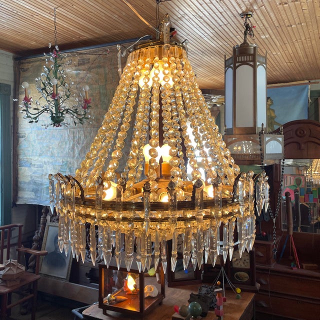 Transparent 1940s Empire-Style Brass and Glass 12-Light Chandelier For Sale - Image 8 of 9