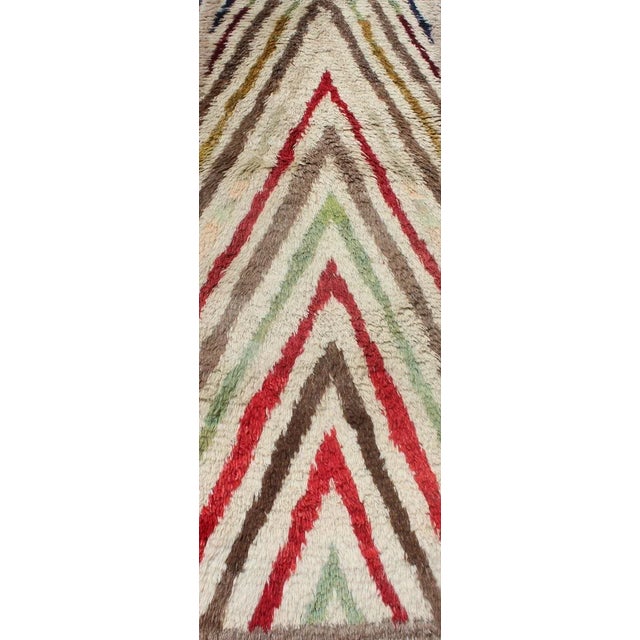 This Tulu runner contains a repeating arrow design laid across an off white field. Tulu rugs are woven in the Konya area...