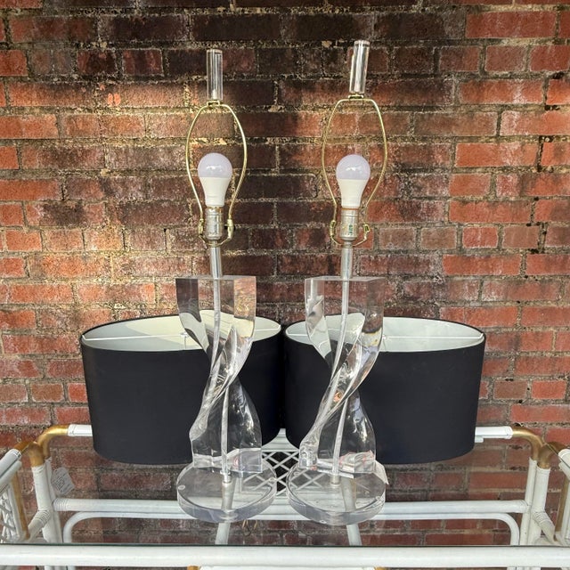 Mid 20th Century Vintage 1970s Hollywood Regency Lucite Helix Table Lamps, Attributed to Herbert Ritts for Astrolite - A Pair For Sale - Image 5 of 12