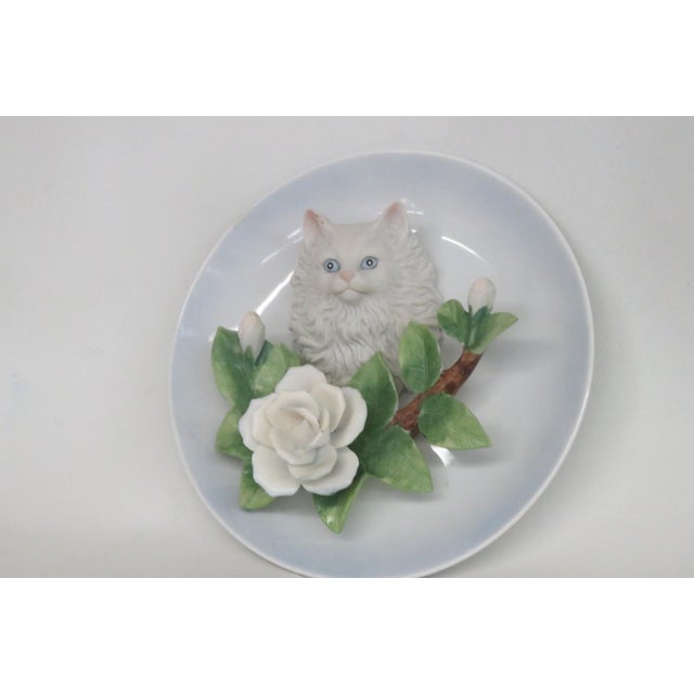 Main Aisle 3d White Persian Cat and Roses 1990 Decorative Collectors Plate 4837b For Sale In Miami - Image 6 of 15
