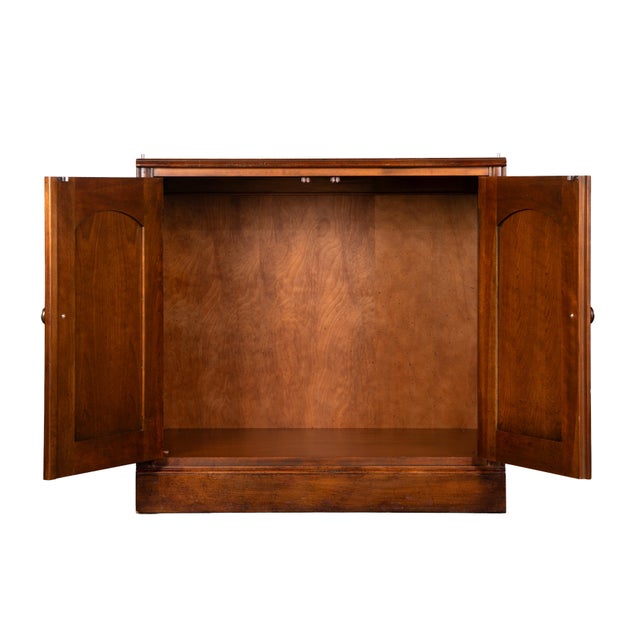 1990s Hekman Cherry Finish Corner Storage Cabinet / Bookcase | Model 5330-2446 | Open Shelving Sides + Enclosed Center | Excellent Condition For Sale - Image 12 of 18