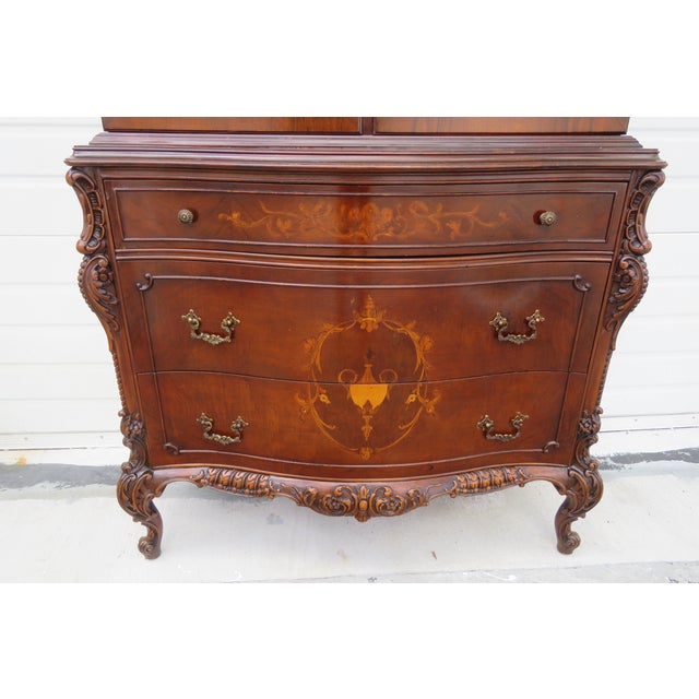 Early 1900s Homer Bros Tall Carved Inlay China Display Cabinet Cupboard 6136 For Sale - Image 9 of 18