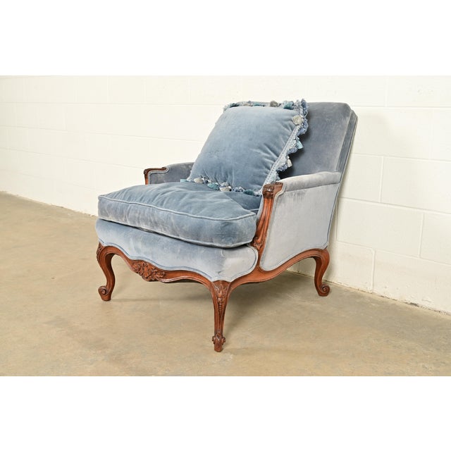 French Provincial Baker Furniture Style French Provincial Louis XV Carved Walnut Velvet Upholstered Lounge Chair and Ottoman | Circa 1960s For Sale - Image 3 of 16