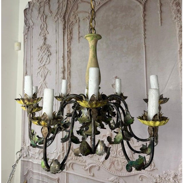 French Provincial Italian Tole 10-Lights Florentine Chandelier With Original Polychrome Patina For Sale - Image 3 of 16