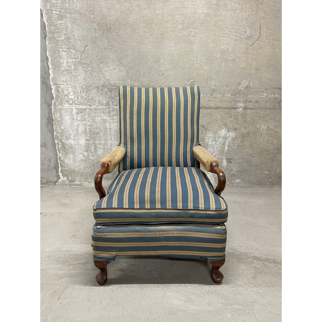 Calling all visionaries to bring back this classic silhouette with everlasting charm. This vintage open arm host/library...