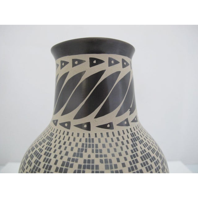 Mata Ortiz Martha Martinez d'Guiz Geometric Maze Pottery Vase For Sale - Image 4 of 11