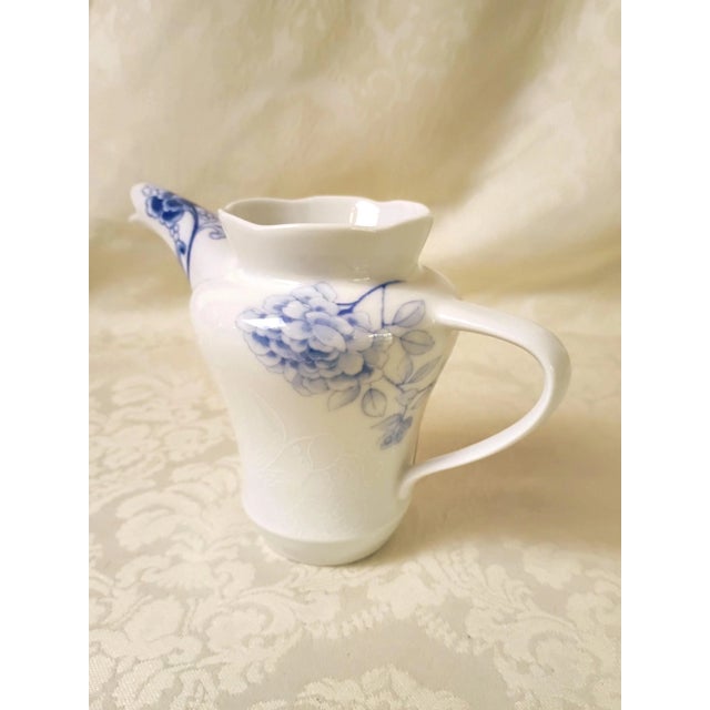 This brand new, discontinued Vista Alegre Blue Bird milk jug (Reference 21120077) functions as a premium replacement...