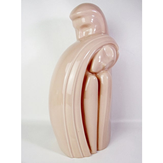 . Vintage art pottery sculpture / statue . 1980s . Made by Haeger . Art pottery in a pink glaze . A hugging couple /...