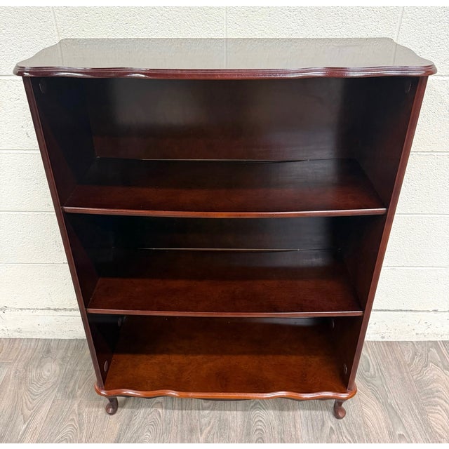 This is a beautiful vintage Queen Anne style mahogany bookshelf or bookcase featuring a rich mahogany finish, elegant...