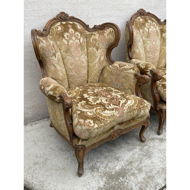 Two Louis XV-style armchairs in brocade and velvet fabric, in excellent condition. Dimensions: height 101 cm, width 81 cm,...