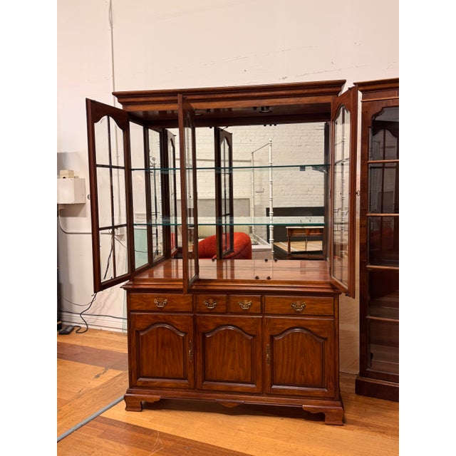 Traditional Drexel Heritage Late 20th Century China/ Display Hutch For Sale - Image 3 of 11