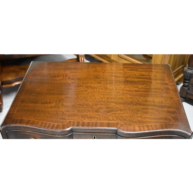 20th Century English Edwardian Flame Mahogany Serpentine Chest, 1890s For Sale - Image 4 of 10