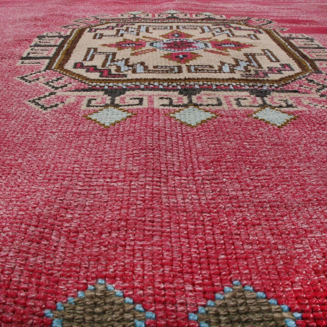 1950s Vintage Mid-Century Red and Tan-Gold Medallion Style Wool Rug For Sale - Image 5 of 6