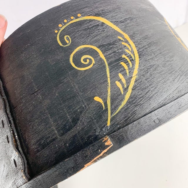 Vintage Large Pennsylvania Dutch Hand Painted Pantry Cheese Box Bentwood Doves For Sale In Baltimore - Image 6 of 12