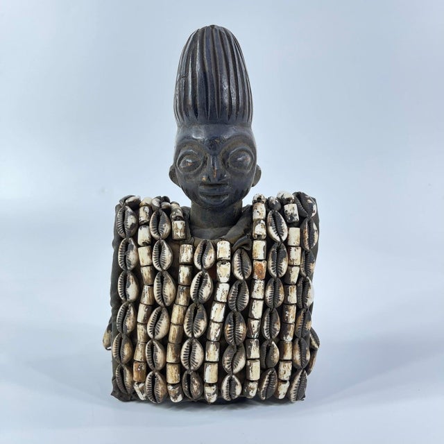 Early 20th Century Yoruba Ibeji Figure with Cowrie Shell Vest Nigeria For Sale In Denver - Image 6 of 9