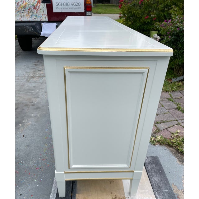 1960s Baker Hollywood Regency Lacquered Dresser in Sweet Coffee With Gold Leaf – 9 Drawer Statement Piece For Sale - Image 10 of 15