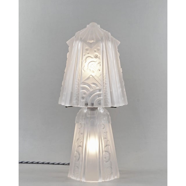 Muller frères A rare French art deco lamp in clear frosted moulded-pressed glass made around 1930. A glass Muller base...