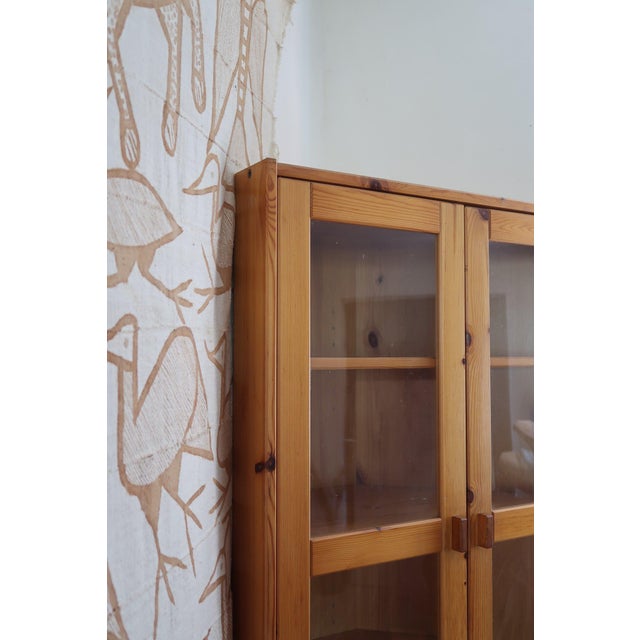 French Pine Glazed Bookcase in the style of Maison Regain, 1980s For Sale - Image 6 of 15