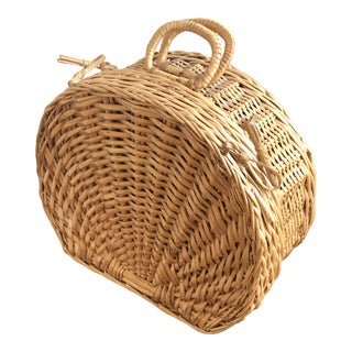 Vintage Wicker Scallop Shell Basket / Carrying Case For Sale